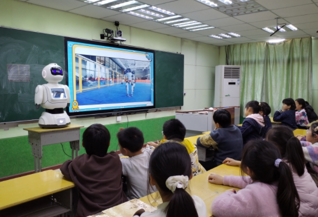 作为教育的辅助东西但绝不应该替代教师在教育中的中心位置 作为教育的辅助东西但绝不应该替代教师在教育中的中心位置