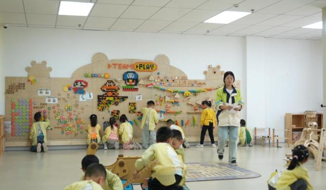 讲述前辈故事学生们聚精会神地听着目光中充满了对英雄的敬仰