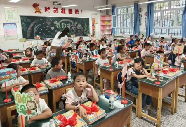 一年级新生在老师带领下以做游戏的方式敞开了崭新的校园生活