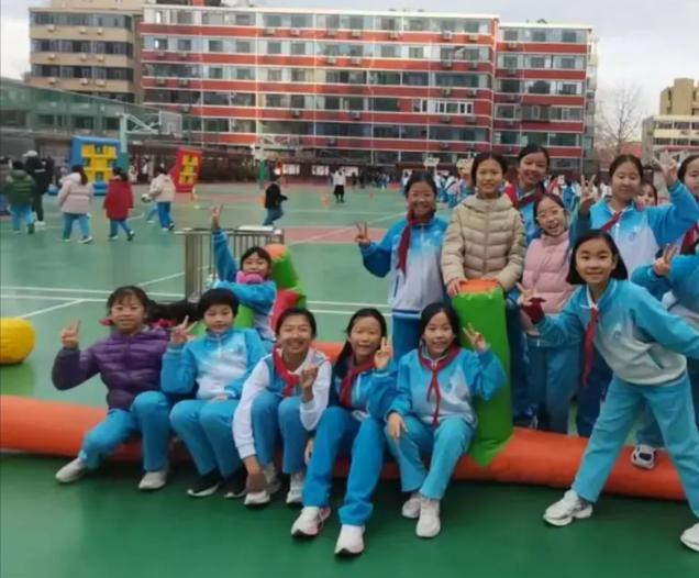 将齐文明特征与德育实践深度融合打造时时处处人人的全员育人格局