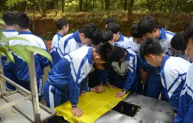 基础薄弱区域学位供应量体裁衣加强教育资源跨学段调整