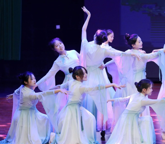 学生拓展学术视野师生双向精进一起生长育人润物无声