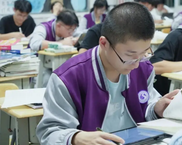 让每个孩子在实在互动中习得面向未来的中心教育实践样本