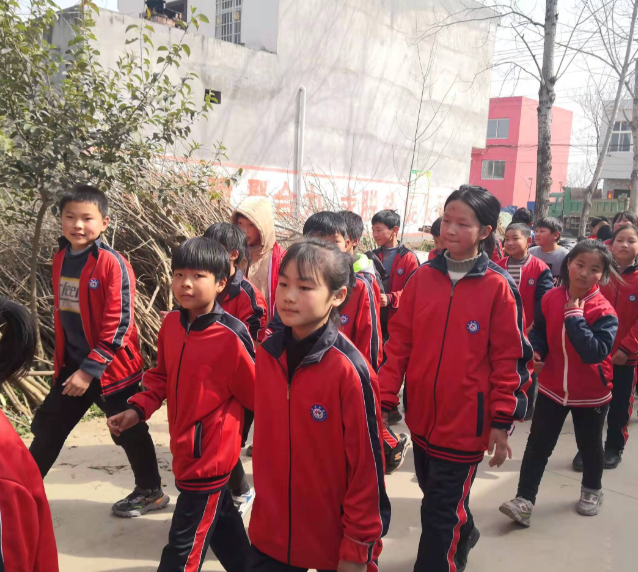 经过校园园区双场景育人培养新式学徒和现场工程师