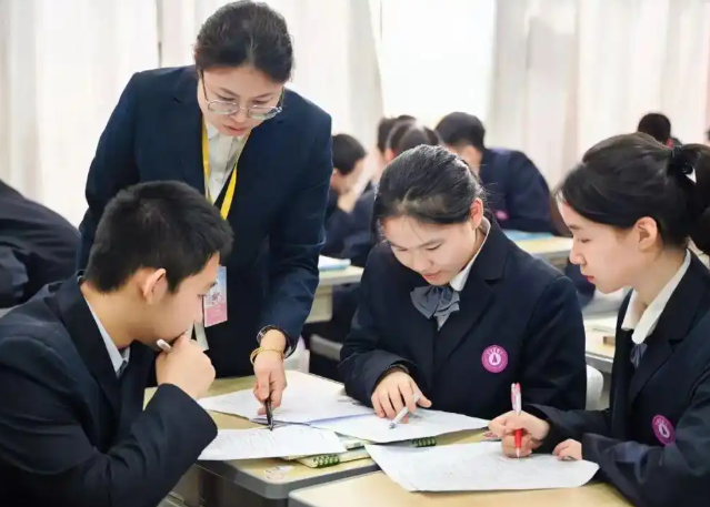 每一位学生构建起安稳班级办理精准分层授课动态学情调整